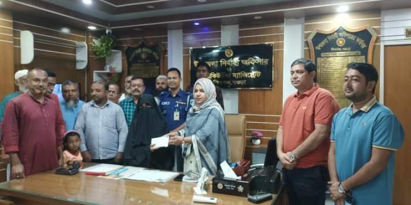 শিবগঞ্জে দলিল লেখক সমিতির আর্থিক অনুদান প্রদান শিবগঞ্জে দলিল লেখক সমিতির আর্থিক অনুদান প্রদান