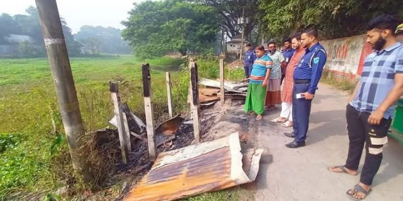 গজরিয়ায় আগুনে পুড়ে ছাই মেঘনা ভিলেজের মুদি দোকান গজরিয়ায় আগুনে পুড়ে ছাই মেঘনা ভিলেজের মুদি দোকান