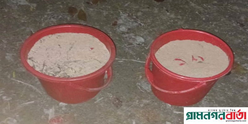 মাদারীপুরে কবরস্থান থেকে ২০টি হাত বোমা উদ্ধার মাদারীপুরে কবরস্থান থেকে ২০টি হাত বোমা উদ্ধার