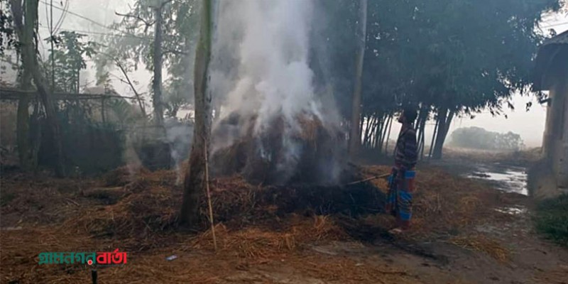 নন্দীগ্রামে দুর্বৃত্তদের দেওয়া আগুনে পুড়লো ৩টি খড়ের পালা নন্দীগ্রামে দুর্বৃত্তদের দেওয়া আগুনে পুড়লো ৩টি খড়ের পালা