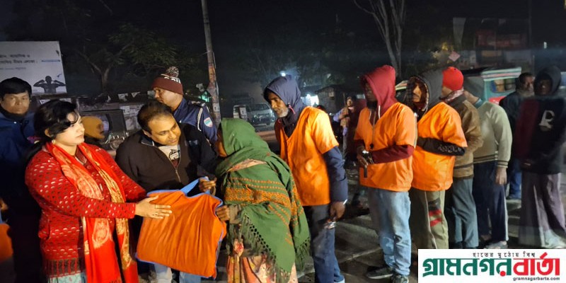 বাগেরহাটে গভীর রাতে উষ্ণতার পরশ নিয়ে ছিন্নমূল মানুষের পাশে জেলা পুলিশ সুপার বাগেরহাটে গভীর রাতে উষ্ণতার পরশ নিয়ে ছিন্নমূল মানুষের পাশে জেলা পুলিশ সুপার