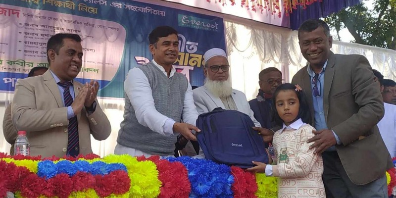 বোদায় শিক্ষার্থীদের মাঝে শিক্ষা উপকরণ ও শীতবস্ত্র উপহার বোদায় শিক্ষার্থীদের মাঝে শিক্ষা উপকরণ ও শীতবস্ত্র উপহার