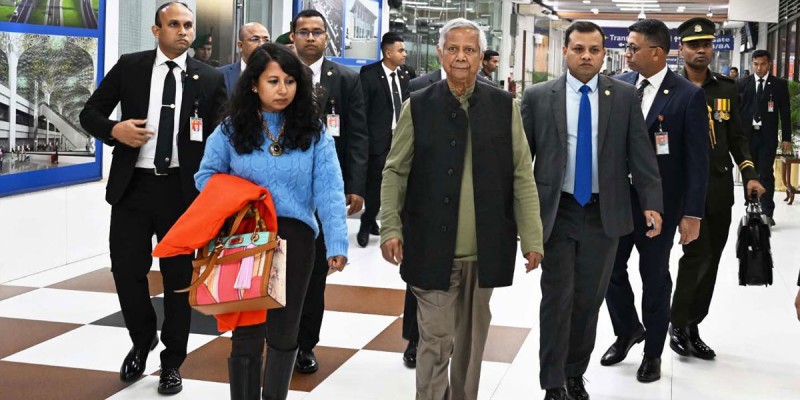 ৪ দিনের সফর শেষে দেশে ফিরলেন প্রধান উপদেষ্টা ৪ দিনের সফর শেষে দেশে ফিরলেন প্রধান উপদেষ্টা