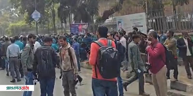 ইবতেদায়ি শিক্ষকদের ওপর জলকামান ও সাউন্ড গ্রেনেড নিক্ষেপ ইবতেদায়ি শিক্ষকদের ওপর জলকামান ও সাউন্ড গ্রেনেড নিক্ষেপ