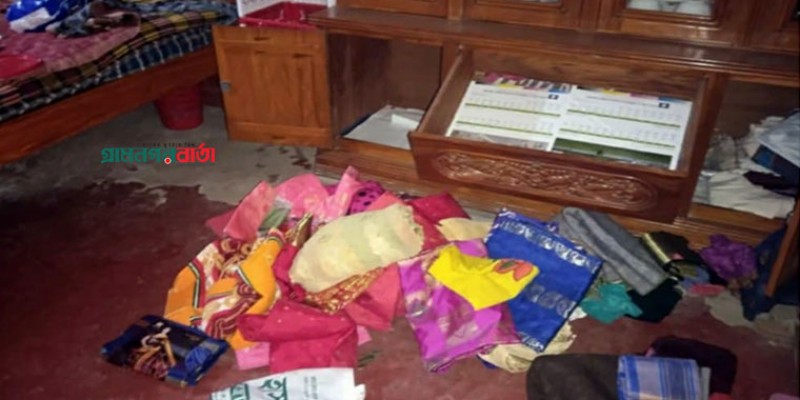 ফরিদপুরের সালথায় গলায় অস্ত্র ঠেকিয়ে স্বর্ণ ও টাকা লুট ফরিদপুরের সালথায় গলায় অস্ত্র ঠেকিয়ে স্বর্ণ ও টাকা লুট