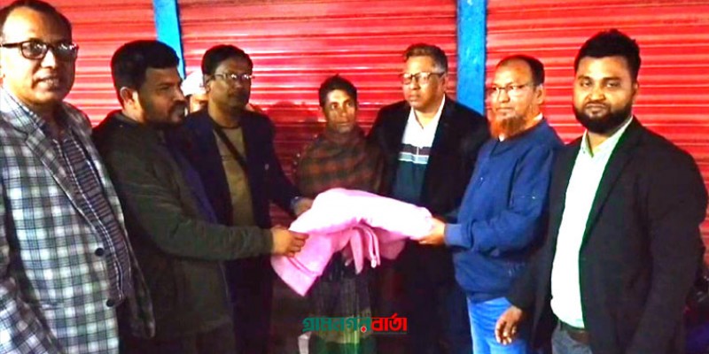 টঙ্গীবাড়ীতে রাতের আধারে শীতার্তদের মাঝে সাংবাদিকদের শীতবস্ত্র বিতরণ টঙ্গীবাড়ীতে রাতের আধারে শীতার্তদের মাঝে সাংবাদিকদের শীতবস্ত্র বিতরণ