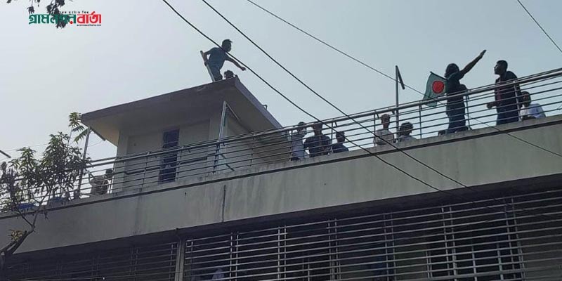 ওবায়দুল কাদেরের বাড়িতে হামলা-ভাঙচুর ওবায়দুল কাদেরের বাড়িতে হামলা-ভাঙচুর