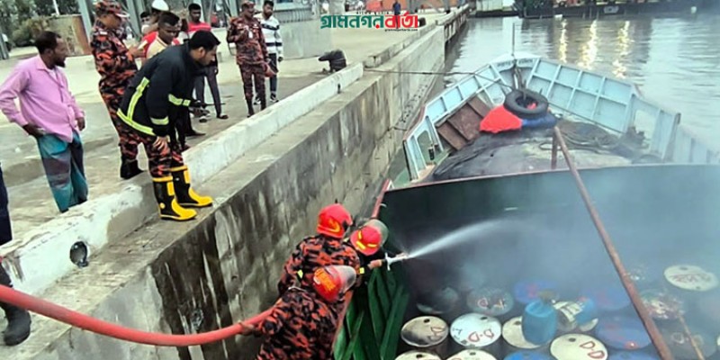 কীর্তনখোলায় জ্বালানি তেলের ট্রলারে বিস্ফোরণ: নিখোঁজ ২ কীর্তনখোলায় জ্বালানি তেলের ট্রলারে বিস্ফোরণ: নিখোঁজ ২