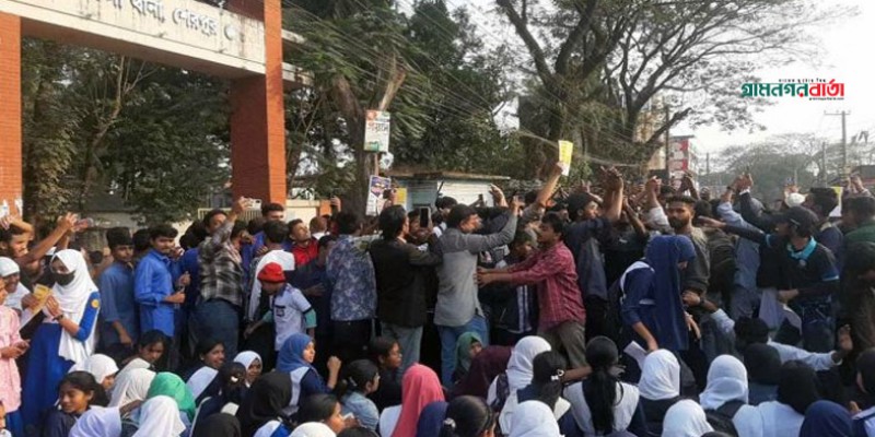 স্কুলছাত্রীকে সংঘবদ্ধ ধর্ষণ, গ্রেফতারকৃত আসামির বিচার দাবিতে থানা ঘেরাও স্কুলছাত্রীকে সংঘবদ্ধ ধর্ষণ, গ্রেফতারকৃত আসামির বিচার দাবিতে থানা ঘেরাও