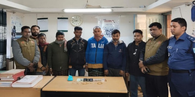 তেতুঁলিয়ায় ডাকাতি পালানোর সময় ৫ ডাকাত সদস্য আটক তেতুঁলিয়ায় ডাকাতি পালানোর সময় ৫ ডাকাত সদস্য আটক