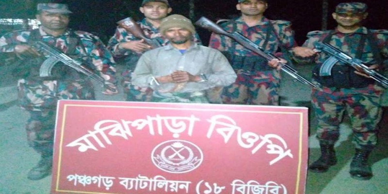 অবৈধভাবে কাজ করতে এসে তেতুঁলিয়ায় ভারতীয় নাগরিক আটক অবৈধভাবে কাজ করতে এসে তেতুঁলিয়ায় ভারতীয় নাগরিক আটক