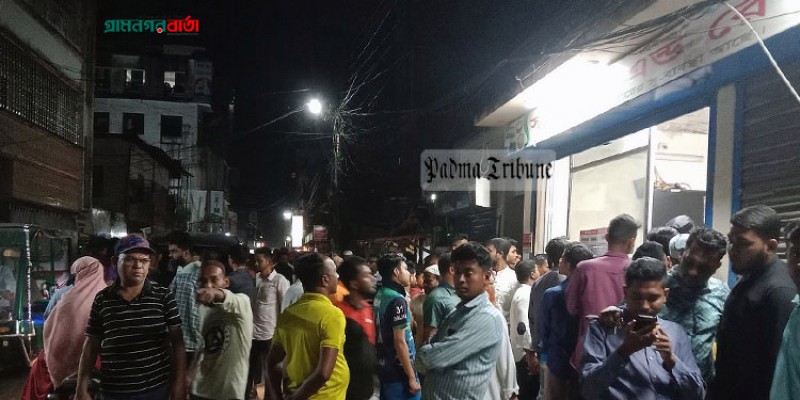 ঝালকাঠিতে ককটেল ফাটিয়ে স্বর্ণের দোকান লুটের চেষ্টা, ধাওয়া খেয়ে পালালো দুর্বৃত্তরা ঝালকাঠিতে ককটেল ফাটিয়ে স্বর্ণের দোকান লুটের চেষ্টা, ধাওয়া খেয়ে পালালো দুর্বৃত্তরা