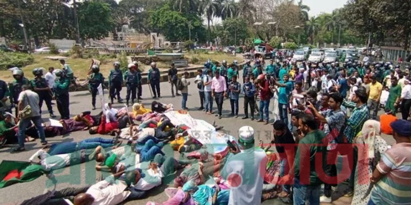 পুলিশের বাধার মুখে কদম ফোয়ারা মোড়ে শুয়ে পড়েছেন প্রতিবন্ধী বিদ্যালয়ের শিক্ষকরা পুলিশের বাধার মুখে কদম ফোয়ারা মোড়ে শুয়ে পড়েছেন প্রতিবন্ধী বিদ্যালয়ের শিক্ষকরা