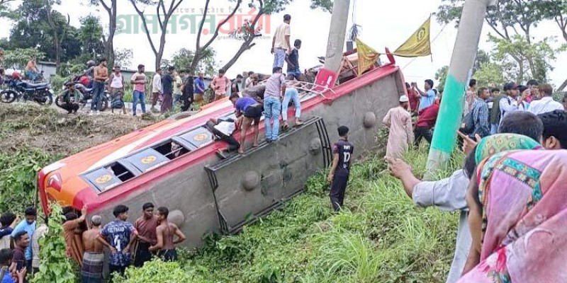 ফরিদপুর সদর উপজেলায় বাস নিয়ন্ত্রণ হারিয়ে খাদে, নিহত ৫ ফরিদপুর সদর উপজেলায় বাস নিয়ন্ত্রণ হারিয়ে খাদে, নিহত ৫