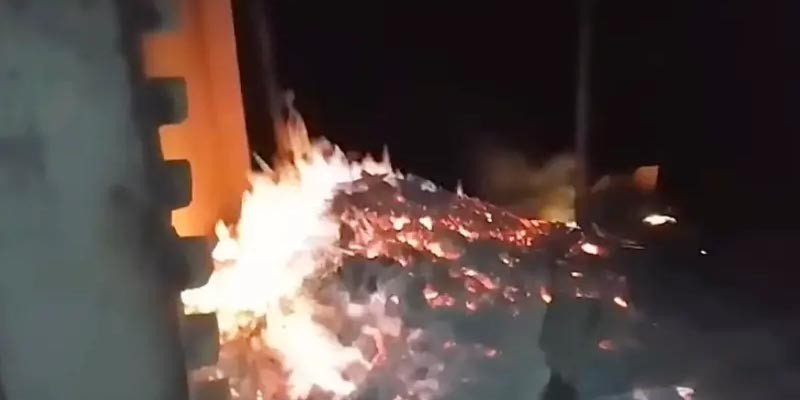 চাঁপাইনবাবগঞ্জে বসতবাড়িতে অনৈতিক কাজ, আগুন দিলো জনতা চাঁপাইনবাবগঞ্জে বসতবাড়িতে অনৈতিক কাজ, আগুন দিলো জনতা