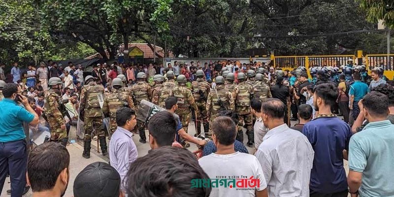 আন্দোলনের ছবি-ভিডিও নিতে গেলে লাঠিপেটা করছেন অটোরিকশা চালকরা আন্দোলনের ছবি-ভিডিও নিতে গেলে লাঠিপেটা করছেন অটোরিকশা চালকরা