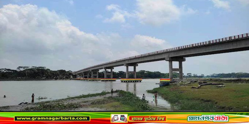 মুলাদীতে ব্রীজ উদ্বোধনের আগেই চলছে বাস! মুলাদীতে ব্রীজ উদ্বোধনের আগেই চলছে বাস!
