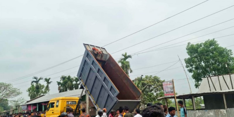 দেবীগঞ্জে ট্রাক মেরামতের কাজ করার সময় বিদ্যুৎস্পৃষ্ট হয়ে মেকানিক নিহত দেবীগঞ্জে ট্রাক মেরামতের কাজ করার সময় বিদ্যুৎস্পৃষ্ট হয়ে মেকানিক নিহত