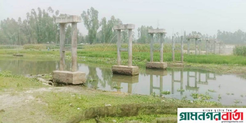 কাউনিয়ায় হারাগাছ পৌরসভায় ৫বছর ধরে সেতুর কাজ বন্ধ কাউনিয়ায় হারাগাছ পৌরসভায় ৫বছর ধরে সেতুর কাজ বন্ধ