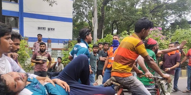 বাজেট ও ভাতা বৃদ্ধির দাবিতে জবি শিক্ষার্থীদের মিছিলে পুলিশের টিয়ারশেল বাজেট ও ভাতা বৃদ্ধির দাবিতে জবি শিক্ষার্থীদের মিছিলে পুলিশের টিয়ারশেল