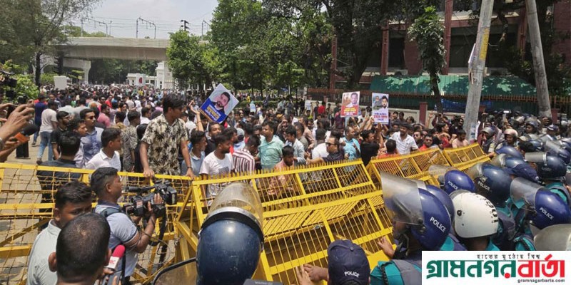 সচিবালয় অভিমুখে ইশরাক সমর্থকদের লংমার্চ কর্মসূচিতে পুলিশের ব্যারিকেড সচিবালয় অভিমুখে ইশরাক সমর্থকদের লংমার্চ কর্মসূচিতে পুলিশের ব্যারিকেড