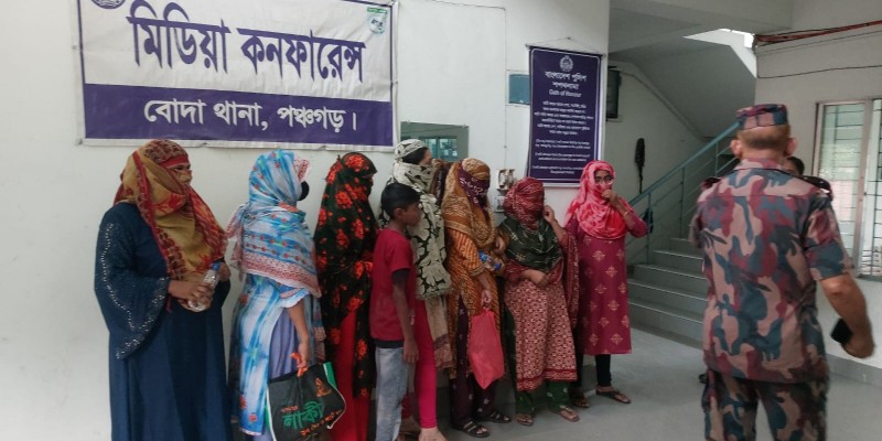 পঞ্চগড়ে ভারতীয় বিএসএফ নারী শিশু সহ ১১ জনকে পুশইন করেছে পঞ্চগড়ে ভারতীয় বিএসএফ নারী শিশু সহ ১১ জনকে পুশইন করেছে