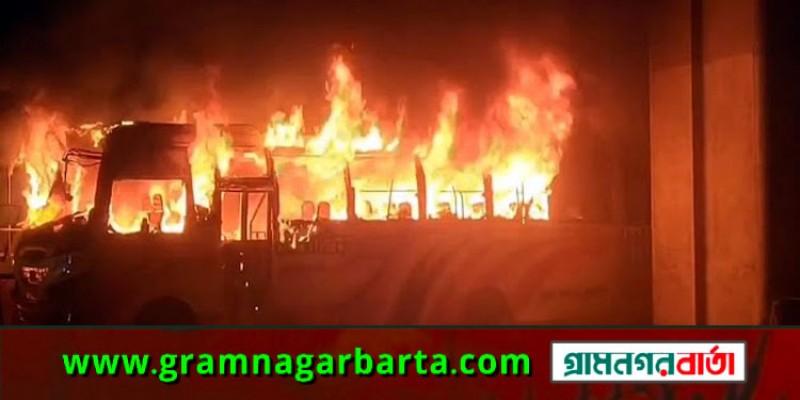আশুলিয়ায় দাঁড়িয়ে থাকা বাসে হঠাৎ আগুন আশুলিয়ায় দাঁড়িয়ে থাকা বাসে হঠাৎ আগুন