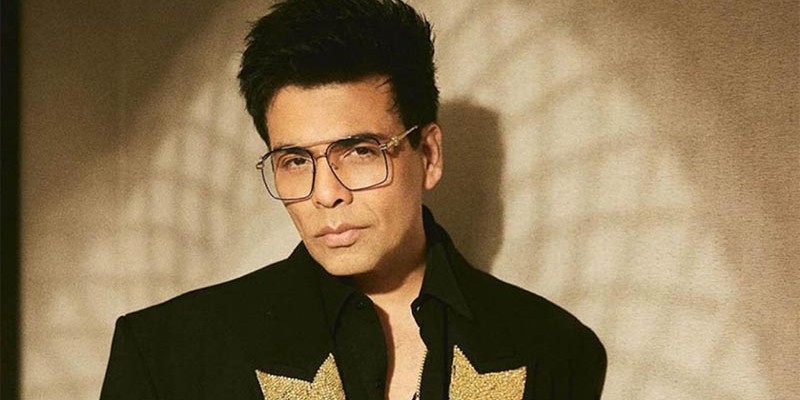 পোশাক ছাড়া নিজের শরীর দেখলে ঘৃণা হয় করণ জোহরের পোশাক ছাড়া নিজের শরীর দেখলে ঘৃণা হয় করণ জোহরের
