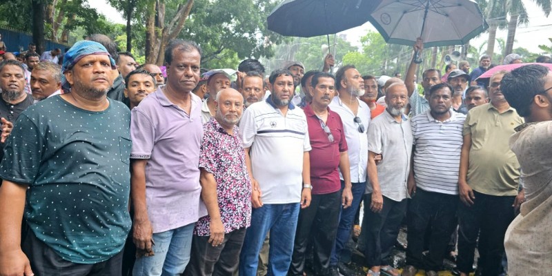 বৃষ্টিও থামাতে পারেনি ইশরাকের অনুসারীদের বৃষ্টিও থামাতে পারেনি ইশরাকের অনুসারীদের