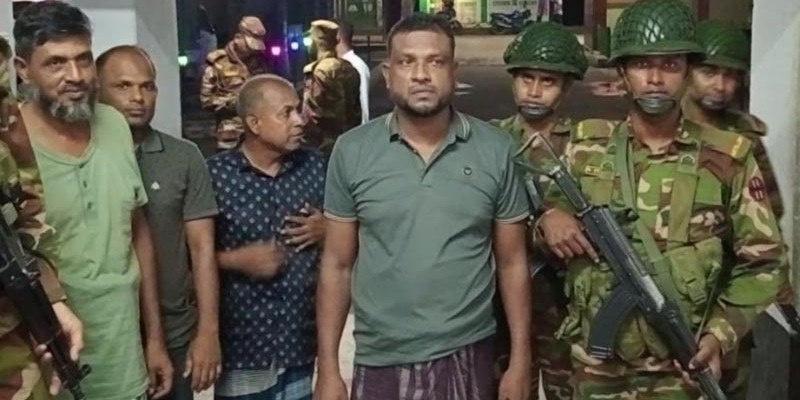 প্রধান শিক্ষকের কক্ষে তালা দেওয়ায় সভাপতিসহ আটক ৪ প্রধান শিক্ষকের কক্ষে তালা দেওয়ায় সভাপতিসহ আটক ৪