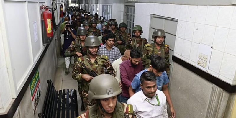 দালাল ধরতে সোহরাওয়ার্দী হাসপাতালে যৌথবাহিনীর অভিযান দালাল ধরতে সোহরাওয়ার্দী হাসপাতালে যৌথবাহিনীর অভিযান