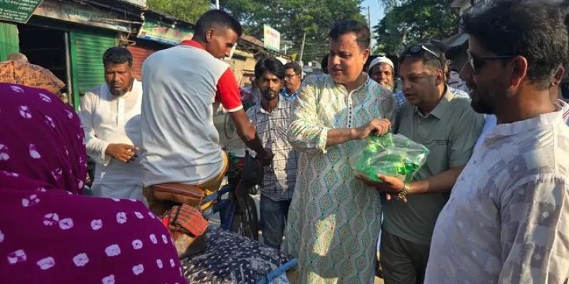নন্দীগ্রামে পথচারীদের মাঝে সাবেক এমপি মোশারফ হোসেনের পানি বিতরণ ও নির্বাচনী এলাকায় গণসংযোগ নন্দীগ্রামে পথচারীদের মাঝে সাবেক এমপি মোশারফ হোসেনের পানি বিতরণ ও নির্বাচনী এলাকায় গণসংযোগ