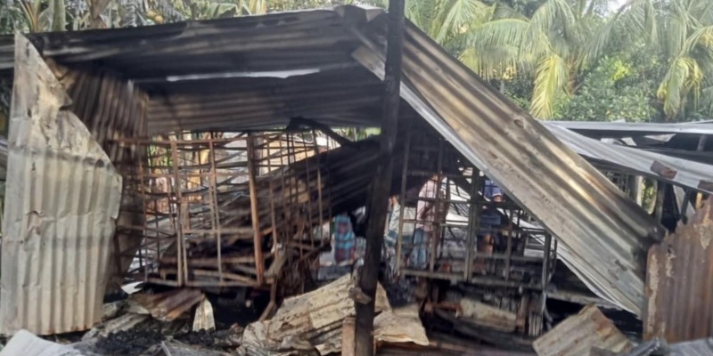 ডাসারে গ্যারেজে অগ্নিকান্ড : প্রায় অর্ধকোটি টাকার ক্ষয়ক্ষতি ডাসারে গ্যারেজে অগ্নিকান্ড : প্রায় অর্ধকোটি টাকার ক্ষয়ক্ষতি