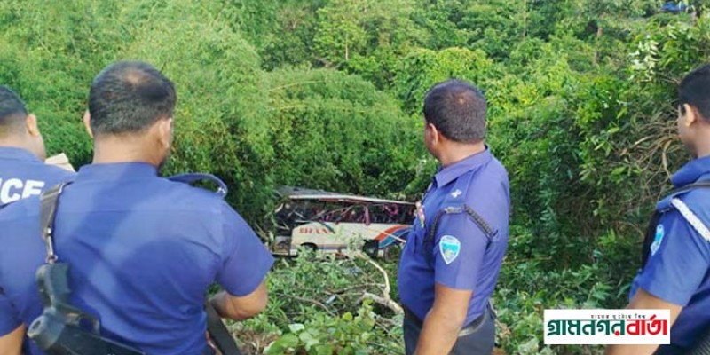 খাগড়াছড়িতে নিয়ন্ত্রণ হারিয়ে শত ফুট গভীর খাদে বাস খাগড়াছড়িতে নিয়ন্ত্রণ হারিয়ে শত ফুট গভীর খাদে বাস