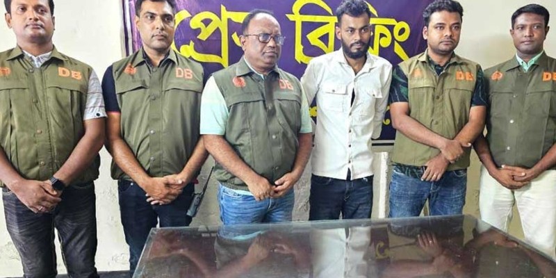 যশোরে ২৪ মামলার আসামি ডলার গ্রেপ্তার যশোরে ২৪ মামলার আসামি ডলার গ্রেপ্তার
