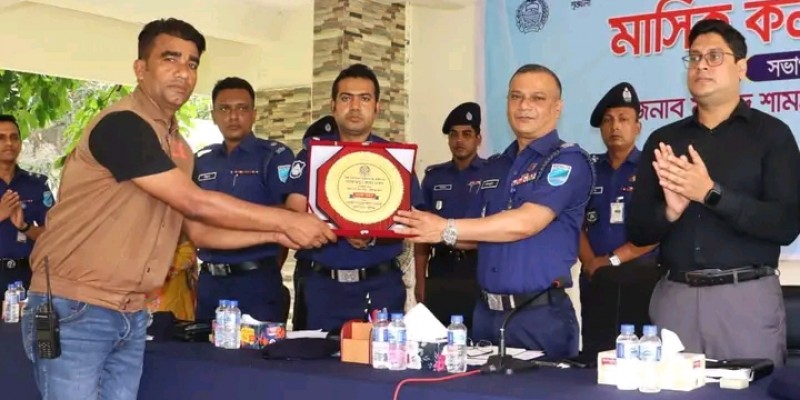 মুন্সিগঞ্জ জেলার শ্রেষ্ঠ ক্লু-লেস মামলার তদন্তকারী হিসেবে ক্রেস্ট পেলেন আজাদ মুন্সিগঞ্জ জেলার শ্রেষ্ঠ ক্লু-লেস মামলার তদন্তকারী হিসেবে ক্রেস্ট পেলেন আজাদ