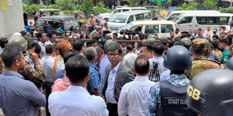 এনবিআরের গেট বন্ধ, ঢুকতে পারছেন না ঐক্য পরিষদের নেতারা এনবিআরের গেট বন্ধ, ঢুকতে পারছেন না ঐক্য পরিষদের নেতারা