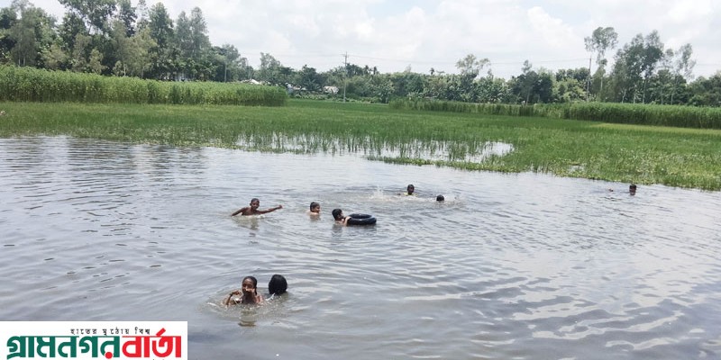 কাউনিয়ায় গরমের তীব্রতা কাটছেই না, বৃষ্টির অপেক্ষায় চলছে শিশুদের জলকেলি কাউনিয়ায় গরমের তীব্রতা কাটছেই না, বৃষ্টির অপেক্ষায় চলছে শিশুদের জলকেলি