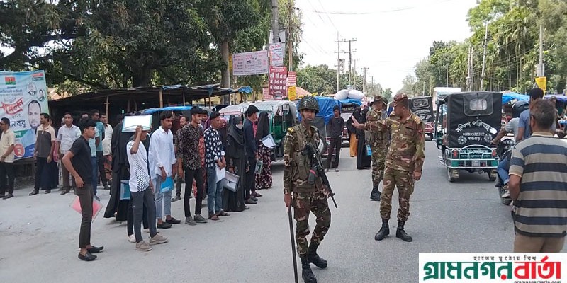 পঞ্চগড়ে পরীক্ষার্থীদের সড়ক পারাপার নির্বিঘ্ন করতে সেনাসদস্যের সড়কে অবস্থান পঞ্চগড়ে পরীক্ষার্থীদের সড়ক পারাপার নির্বিঘ্ন করতে সেনাসদস্যের সড়কে অবস্থান