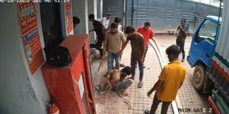 কোনাবাড়ীতে শ্রমিককে রশি দিয়ে বেঁধে পিটিয়ে হত্যা, ভিডিও ভাইরাল কোনাবাড়ীতে শ্রমিককে রশি দিয়ে বেঁধে পিটিয়ে হত্যা, ভিডিও ভাইরাল