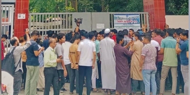 নেতাকর্মীদের পিটিয়ে রক্তাক্ত করায় ওসি জায়েদ নূরের অপসারণের দাবিতে থানা ঘেরাও নেতাকর্মীদের পিটিয়ে রক্তাক্ত করায় ওসি জায়েদ নূরের অপসারণের দাবিতে থানা ঘেরাও