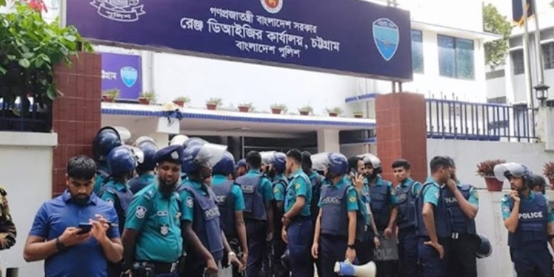 চট্টগ্রামে ডিআইজি কার্যালয় ঘেরাও বৈষম্যবিরোধীদের চট্টগ্রামে ডিআইজি কার্যালয় ঘেরাও বৈষম্যবিরোধীদের