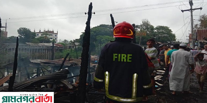 শ্রীনগরে রেজিস্ট্রি অফিসের সামনে ভয়াবহ অগ্নিকাণ্ড, পুড়ে ছাই ১৯টি দোকান