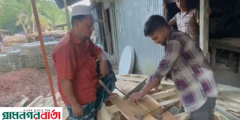 মাদারীপুর জেলার ৫টি উপজেলায় চলছে নৌকা তৈরির হিড়িক