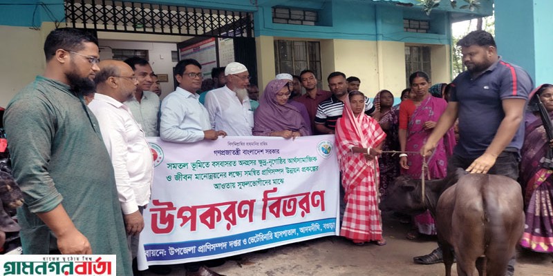 আদমদীঘিতে ক্ষুদ্র নৃ-গোষ্টী পরিবারের মাঝে গরু বিতরণ