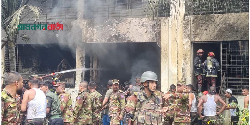 উত্তরা মাইলস্টোন স্কুলের শিক্ষার্থীদের হাসপাতালে নেয়া হচ্ছে উত্তরা মাইলস্টোন স্কুলের শিক্ষার্থীদের হাসপাতালে নেয়া হচ্ছে