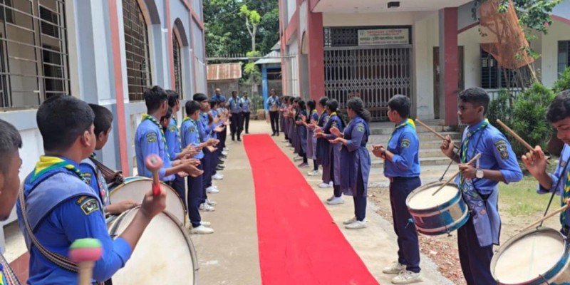 কালকিনিতে লালগালিচা সংবর্ধনা প্রত্যাখ্যান করলেন ইউএনও! কালকিনিতে লালগালিচা সংবর্ধনা প্রত্যাখ্যান করলেন ইউএনও!