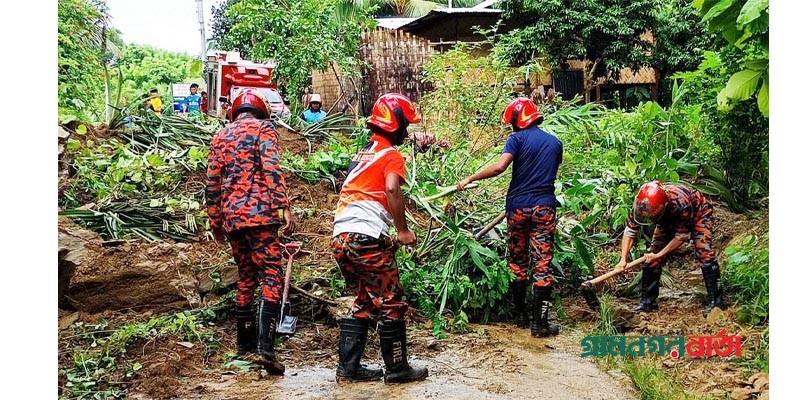 সাজেক সড়কে পাহাড় ধসে যোগাযোগ বন্ধ