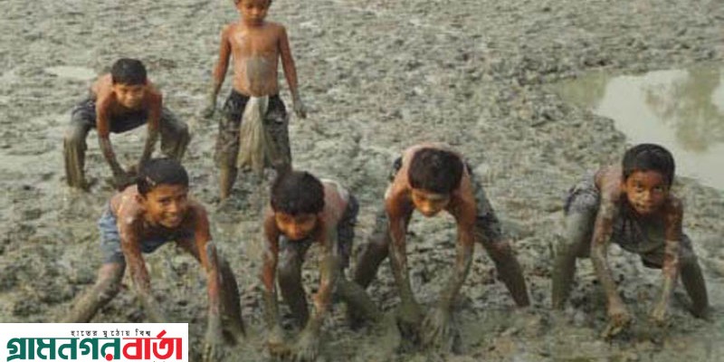 কাউনিয়ায় বর্ষায় কাদা পানিতে মাছ ধরাতেই আনন্দ!