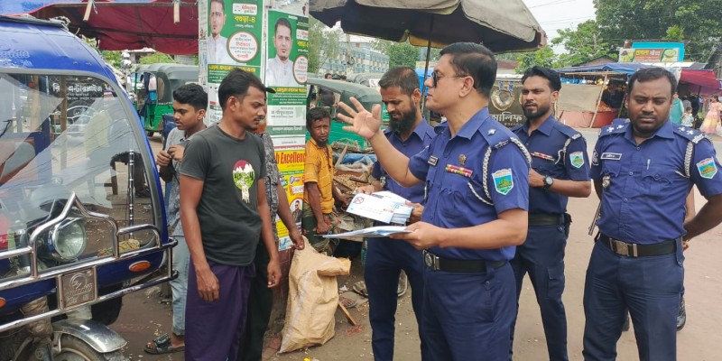 ছুরি-চাকু সন্ত্রাস রুখতে নন্দীগ্রাম থানা পুলিশের লিফলেট বিতরণ 